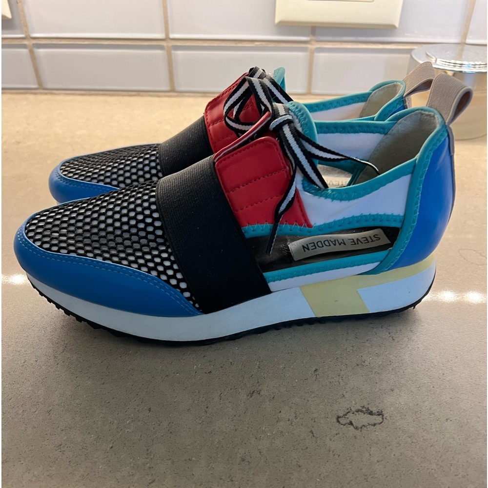Woman’s Steve Madden multi colored tennis shoe size 6 excellent condition